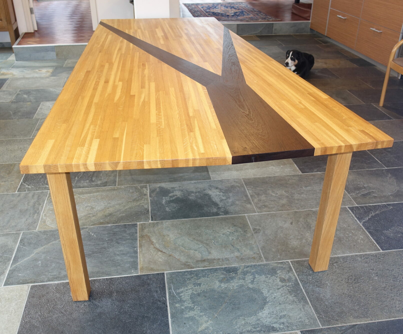 Bestaande eiken eettafel die verbreed is met wenge