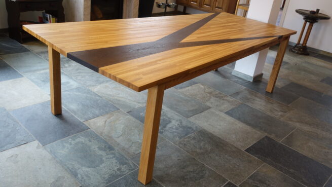 Bestaande eiken tafel die verbreed is