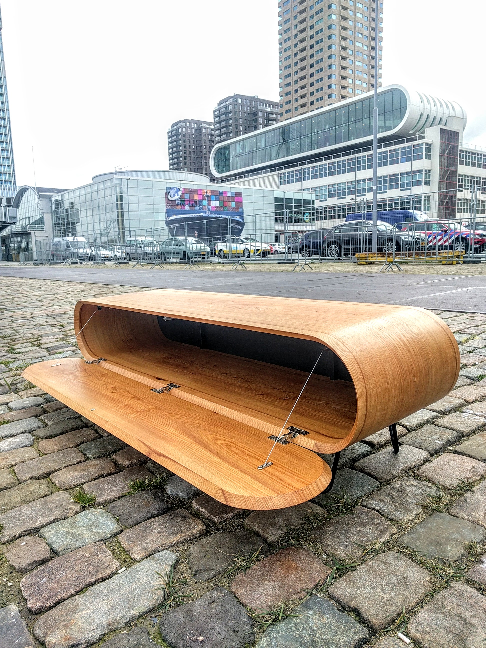 Hifi-meubel van iepen, foto voor Fotomuseum Rotterdam (voorheen Las Palmas)