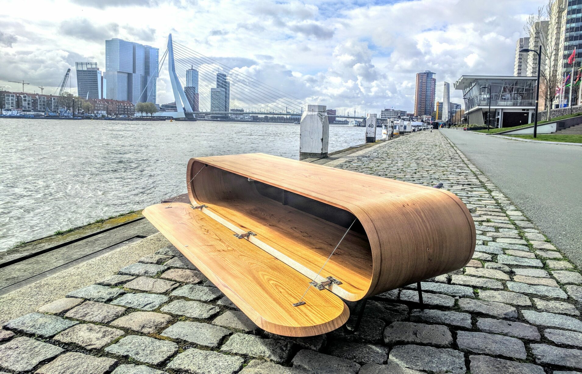 Houten tv meubel met ronde hoeken bij Erasmusbrug van Joep Slooten, meubelmaker Rotterdam