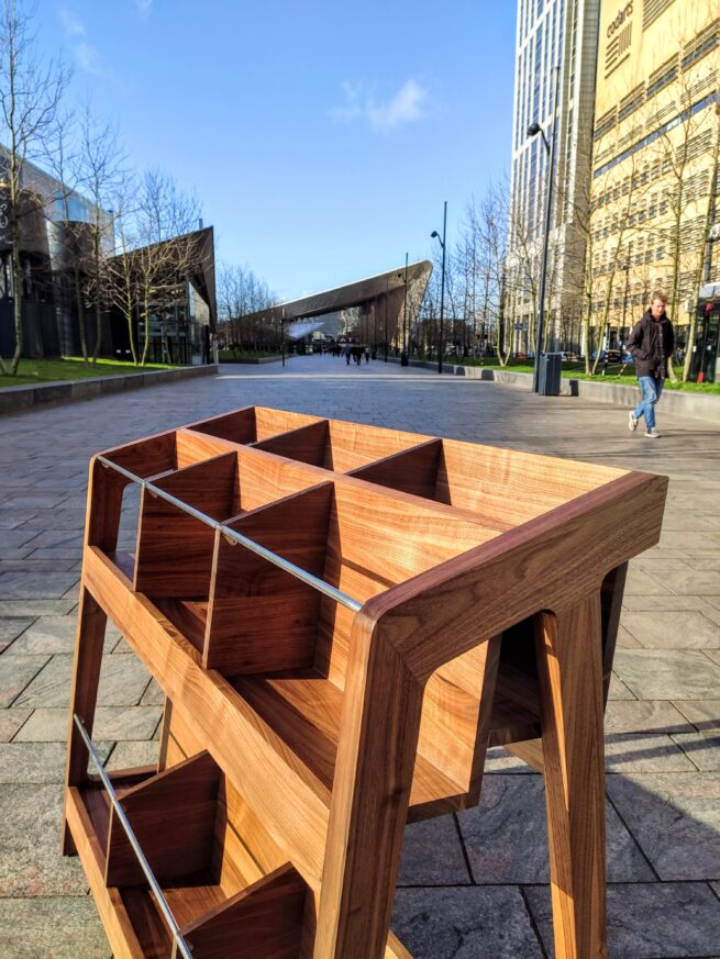 Platenrek van massief noten hout