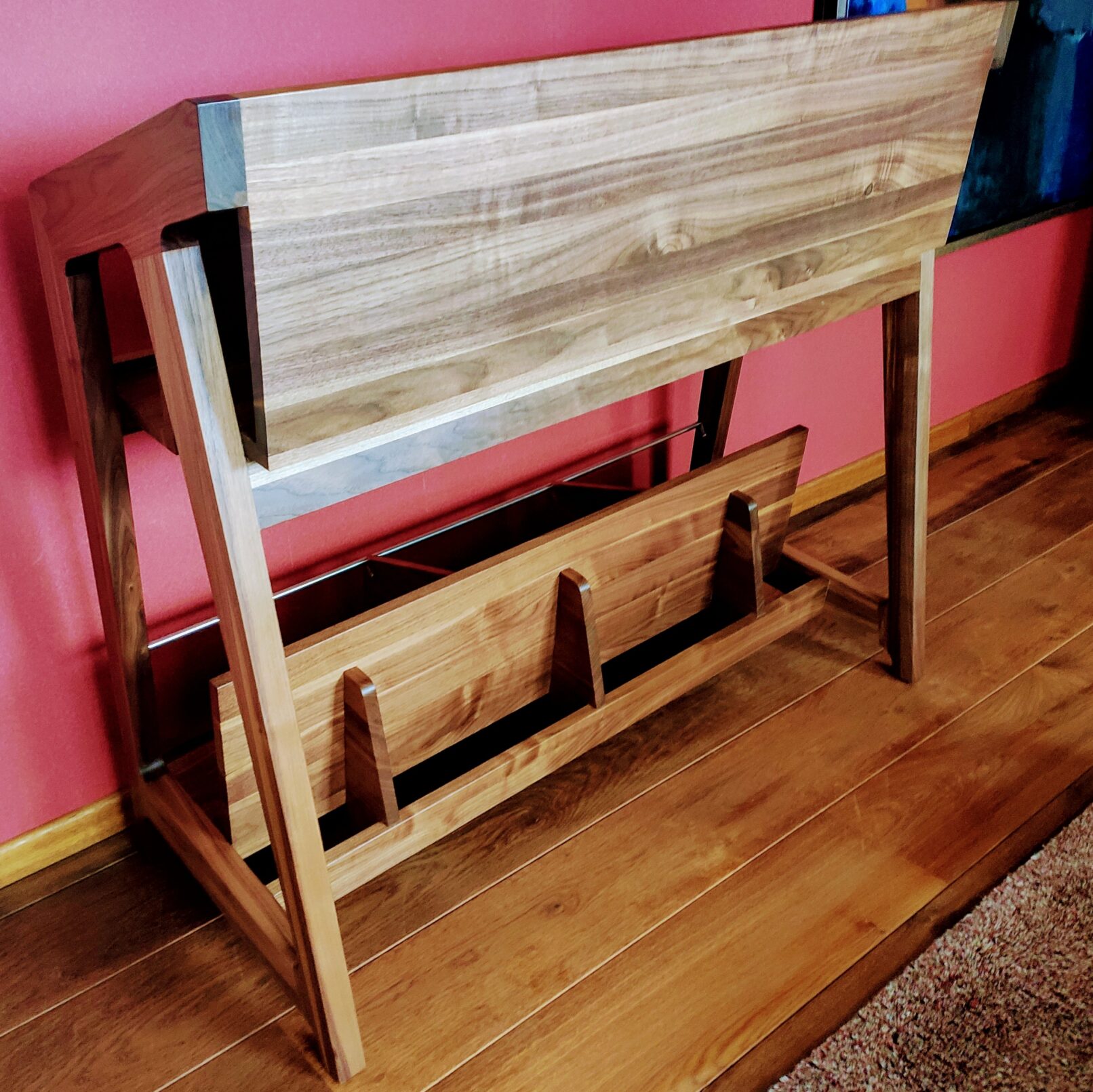 Achterzijde platenrek massief hout
