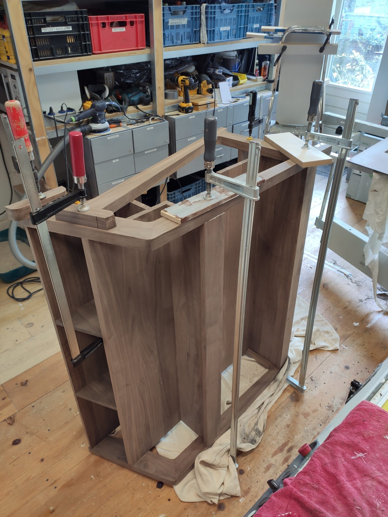 Maakproces platenrek notenhout