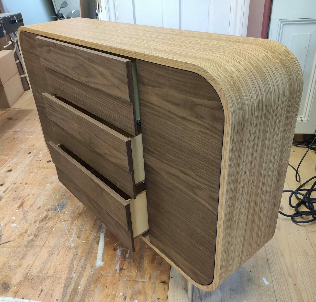 Dressoir notenhout en eikenfineer