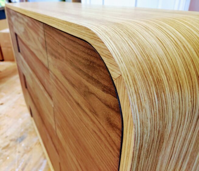 Gefineerd meubel: dressoir notenhout- en kwartiers eikenfineer