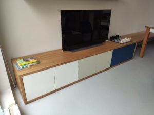 Tv meubel met eiken bovenblad doorlopend in bank