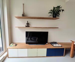 Tv meubel met eiken bovenblad doorlopend in bank