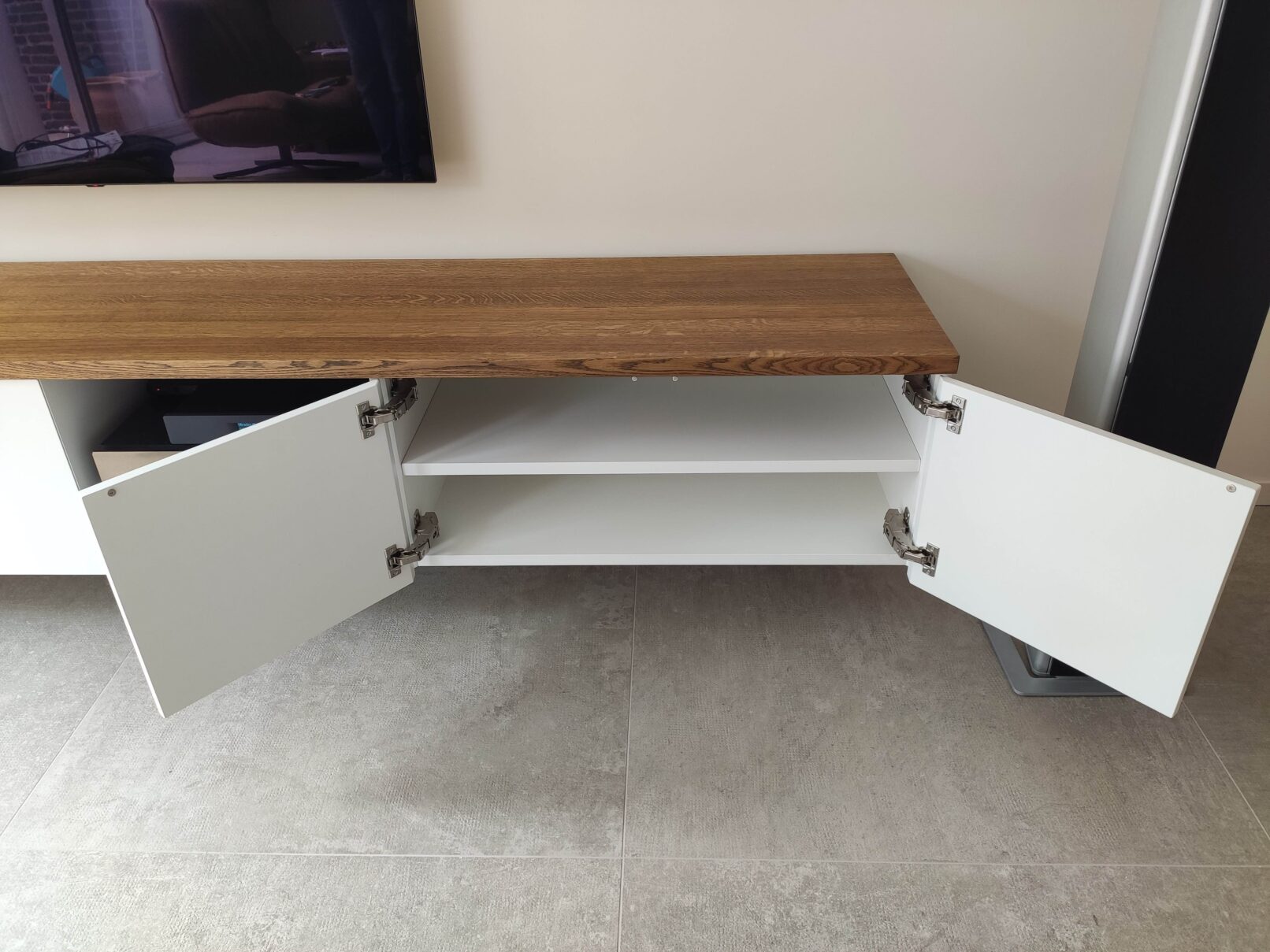 tv meubel wit met houten blad, deurtjes kunnen ver open