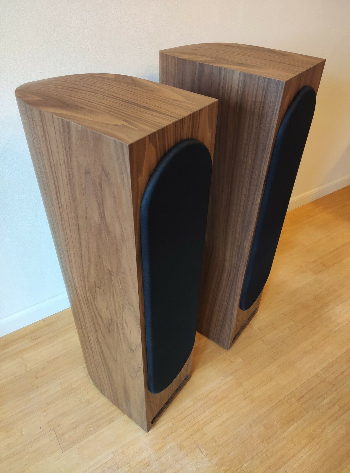 Houten luidsprekers met speakerdoek