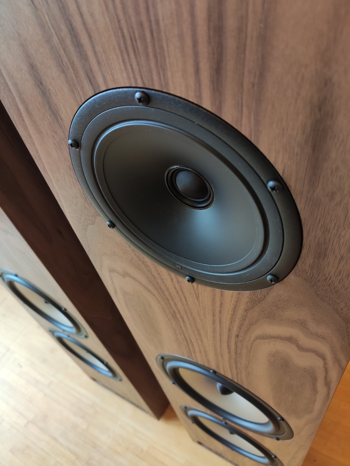 Seas speakerkit in notenfineer luidspreker kast