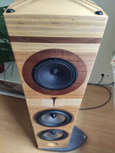 houten speakerzuilen