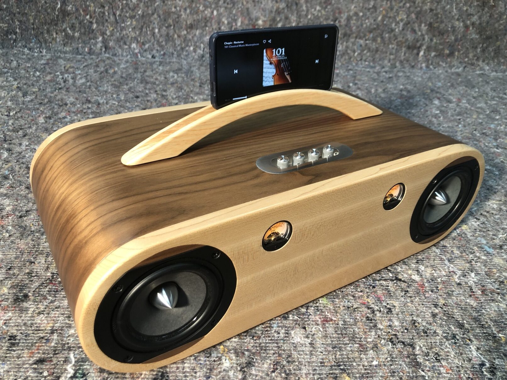 Retro houten bluetooth speaker met smartphone houder