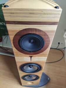 houten speaker zuilen