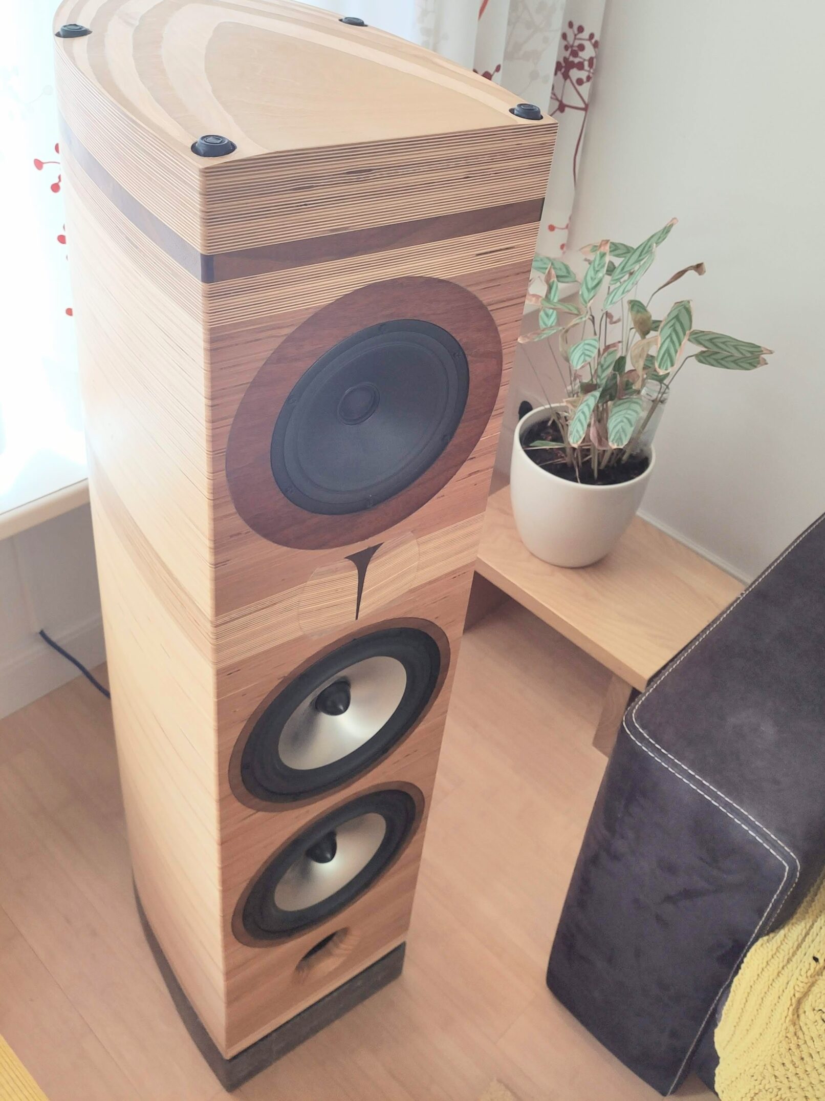 houten speaker zuilen