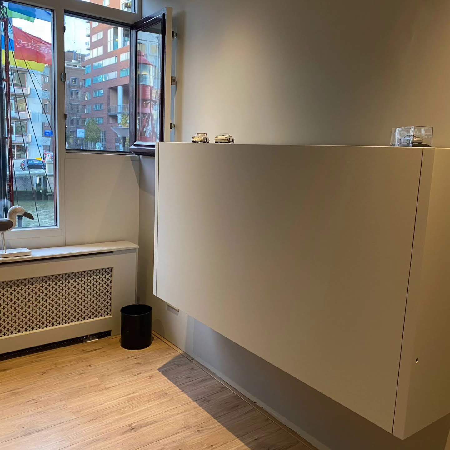 inklapbaar wandbureau neemt weinig ruimte in