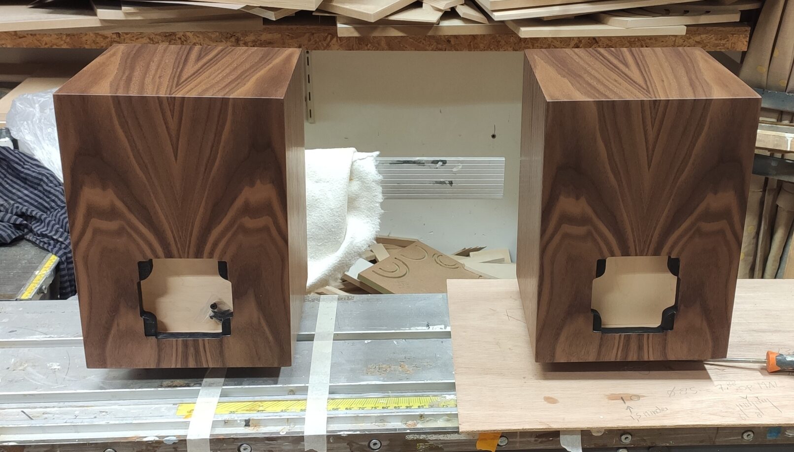 Boekenplank speaker van notenhout