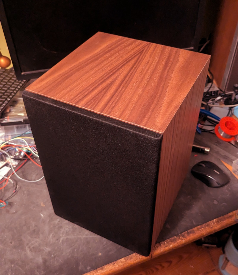 Boekenplank speaker met speakerdoek