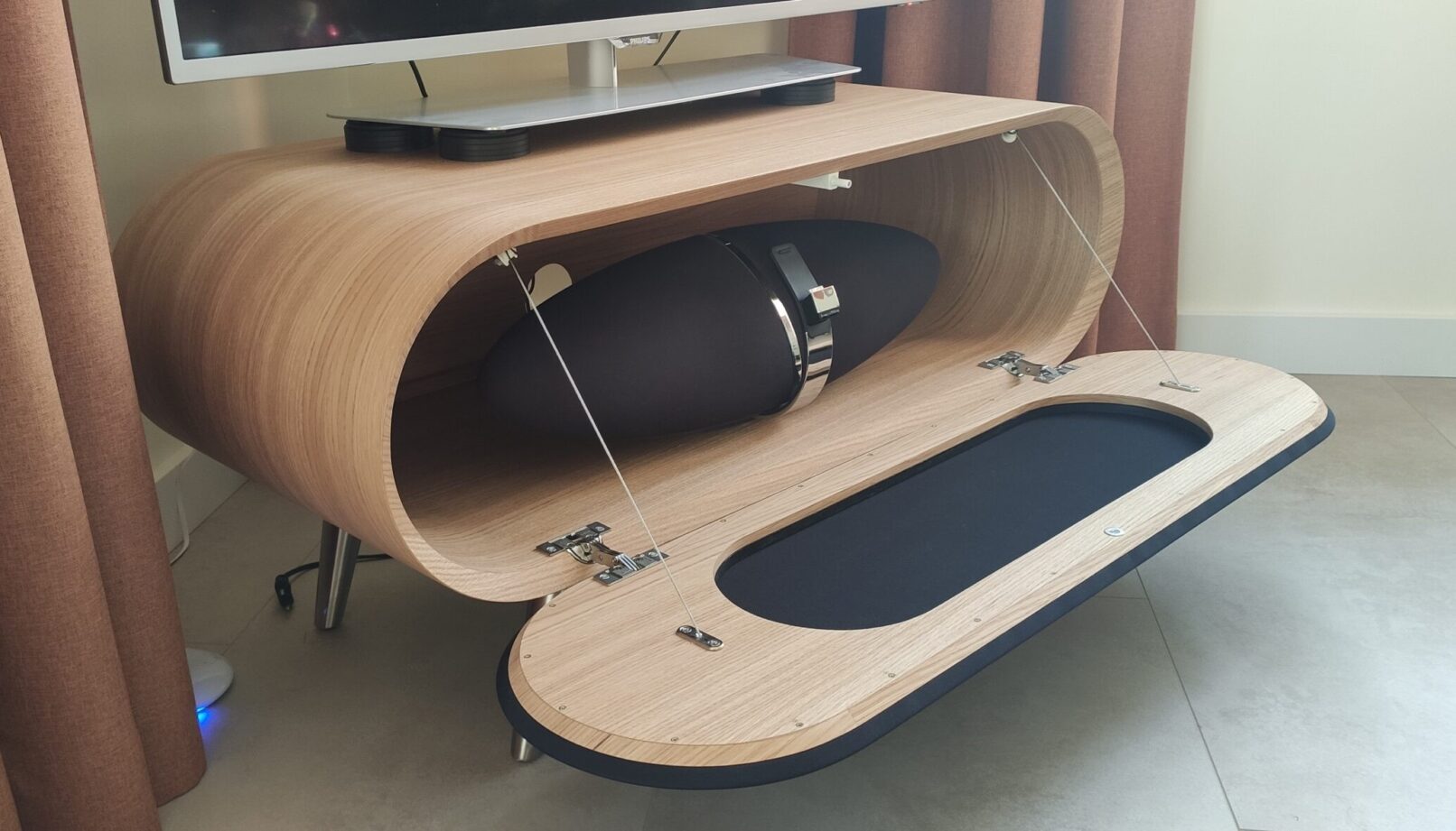 tv meubel eiken fineer met centerspreaker Zeppelin B&W