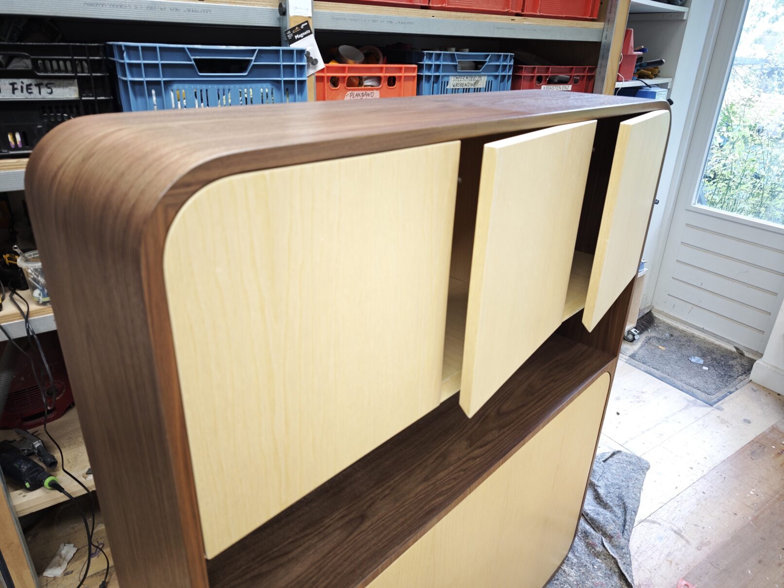 Inklapbaar wandbureau met bovenkastjes